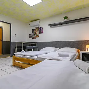 Hostel Seven, Prága